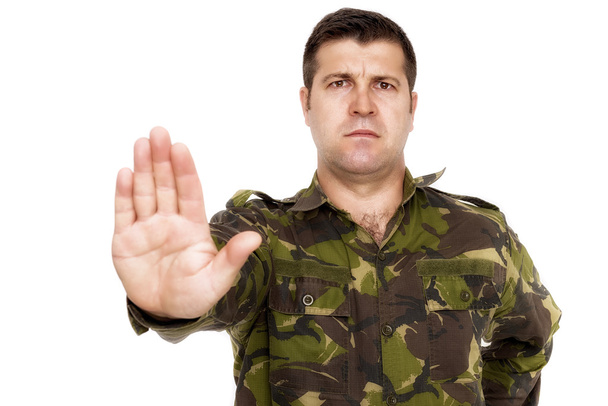 Schwerer Armeesoldat macht Stoppschild isoliert auf weiß - Foto, Bild