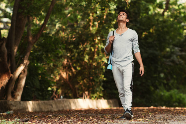 Nuori latinomies kävelee metsässä - Valokuva, kuva