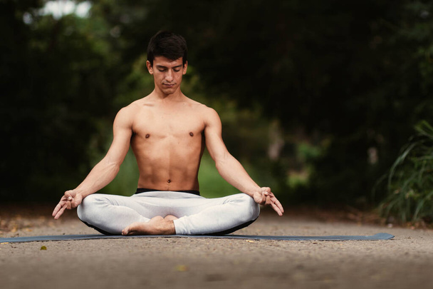 Молодий латиноамериканець медитує і практикує йогу в лісі. - Фото, зображення