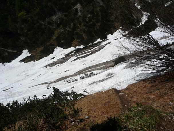 Adler Via ferrata en la montaña Karkopf, Tirol, Austria en primavera - Foto, Imagen