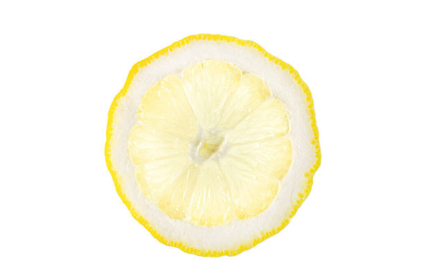 Corte de limón aislado sobre fondo blanco. Con camino de recorte. - Foto, Imagen