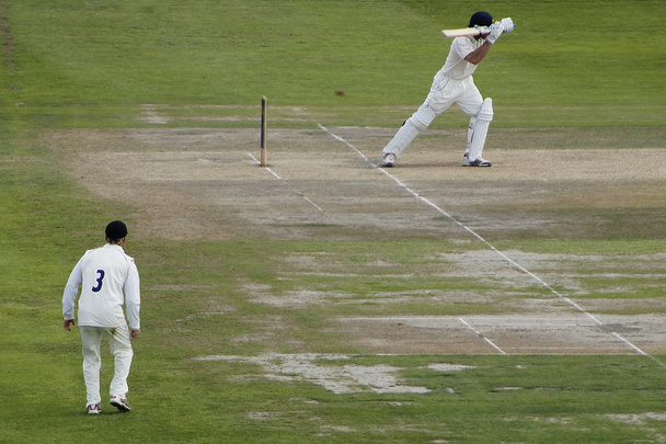 Szene bei erstklassigem Cricket-Match, als Schlagmann einen Ball spielt - Foto, Bild