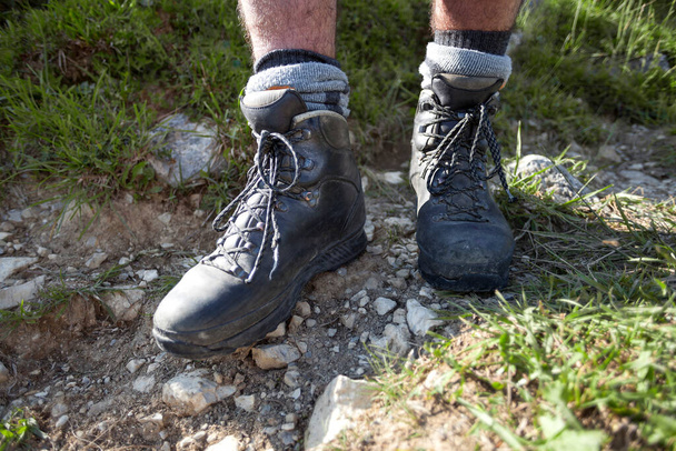 Bavyera Alplerinde bir dağ turunda yürüyüş botları. - Fotoğraf, Görsel