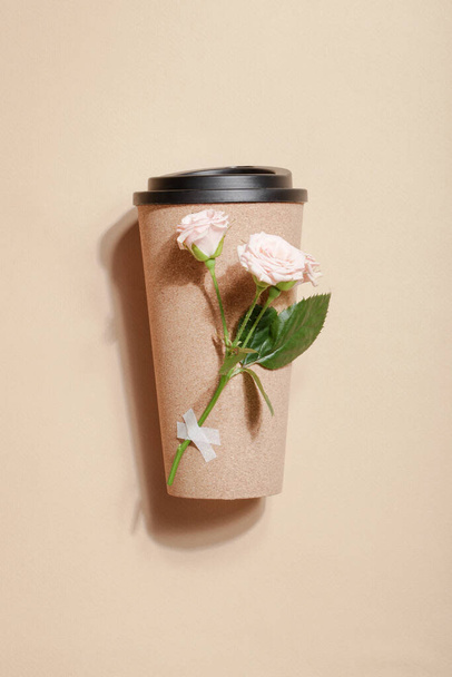 eko-kawa wielokrotnego użytku lub filiżanka herbaty z gałązką róż na beżowym tle. Zrównoważony styl życia. Ekologiczne i zerowe odpady koncepcji.Flat lay  - Zdjęcie, obraz