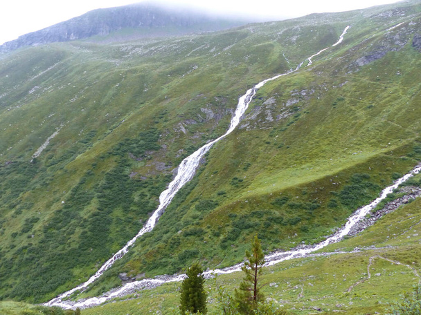 Берлінська стежка, Зіллерталь Альпи в Тіролі (Австрія) з поганими погодними умовами. - Фото, зображення