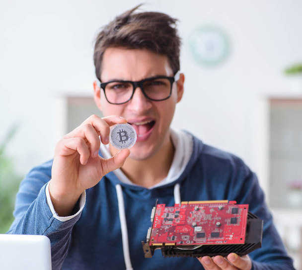 Mladý muž těží bitcoiny doma - Fotografie, Obrázek