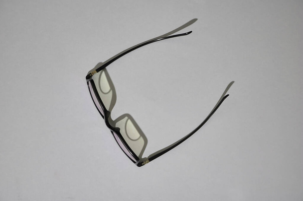 Студійне фото прогресивних окулярів для читання
 - Фото, зображення
