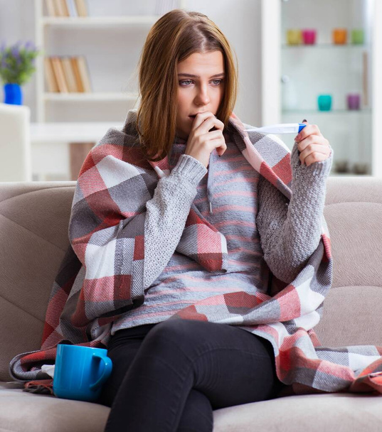 Zieke vrouw die thuis griep heeft - Foto, afbeelding