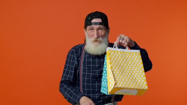 ショッピングバッグを示すシニア髭の男と最大50%オフ碑文バナー、ブラックフライデー - 映像、動画
