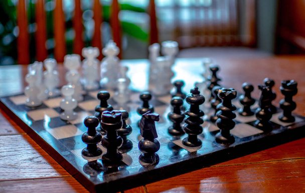 mramorová a onyxová šachová souprava je nastavena pro šachovou partii - Fotografie, Obrázek
