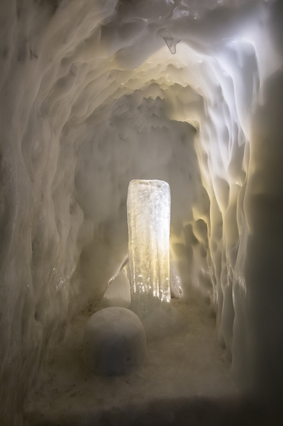 Icicles in the snow cave - Foto, Imagen