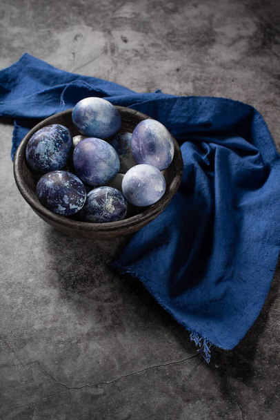 the concept of ways of coloring organic eggs for Easter with natural dyes. Marble eggs painted blue with blueberries - Fotoğraf, Görsel