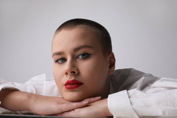 Close-up of young bald woman with problematic skin.Acne skin treatment. - 写真・画像