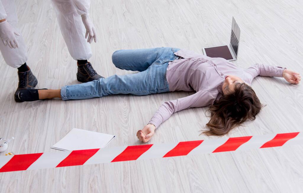 Мертва жінка на підлозі після самогубства
 - Фото, зображення