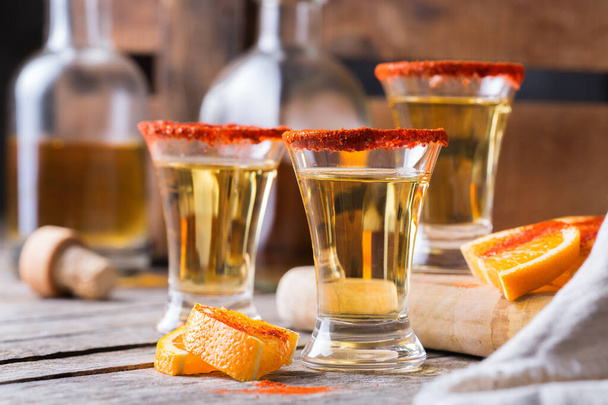 Mezcal mexicain ou mescal shot au piment et orange - Photo, image