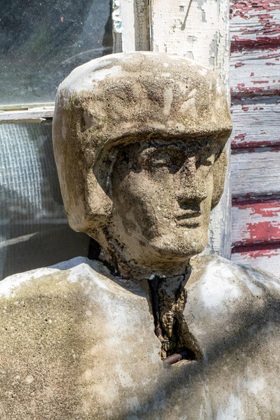 Muotokuva säröillä, kivi patsas vastaan sään puinen lato - Valokuva, kuva