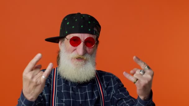 Überglücklicher verrückter älterer Mann zeigt Rock 'n Roll-Geste an den Händen, cooles Zeichen, Tanz - Filmmaterial, Video