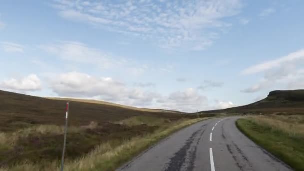 Vpřed a zvrátit rychlou hyperlapse jízdy na skotské vysočině - Záběry, video