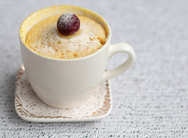 magdalena en una taza decorada con cerezas. Microondas pasteles dulces - Foto, imagen
