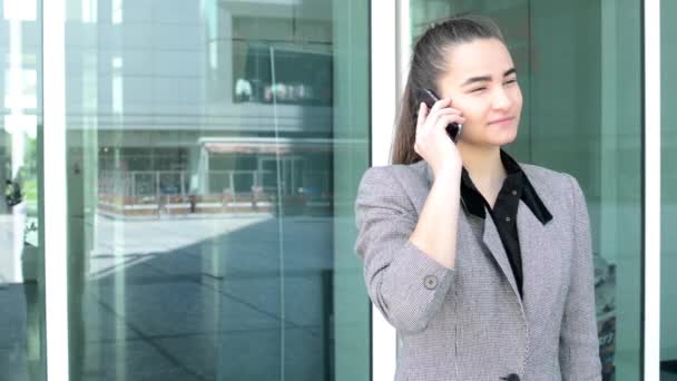 Mujer de negocios teléfono antes de edificio de negocios
 - Imágenes, Vídeo
