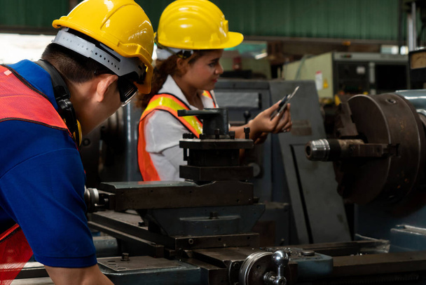 Група кваліфікованих робітників, що використовують машинне обладнання на заводі
 - Фото, зображення