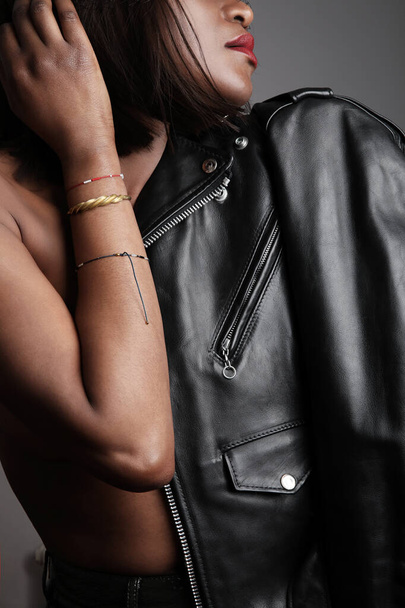 Beautiful stylish young black woman wearing black leather jacket.  - Foto, Imagen