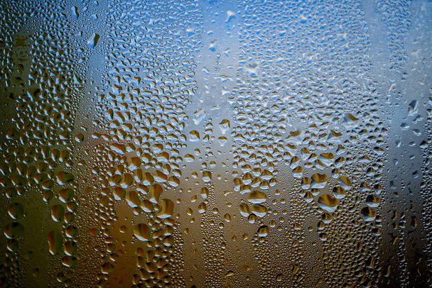 Kondensation mit perlenförmigen Feuchtigkeitstropfen auf der Außenseite eines kalten Glases oder einer Flasche in einer Nahaufnahme Vollbild-Hintergrundstruktur - Foto, Bild
