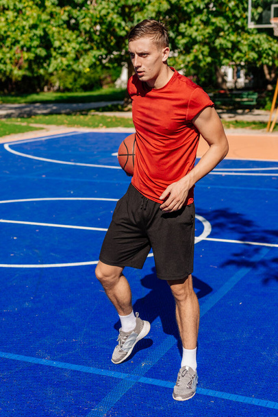 Joueur de basket-ball sauter tir et jouer au basket. - Photo, image