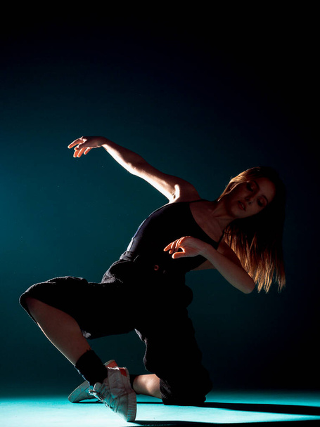 Moderni tanssitaiteilija harjoittelee koreografista tanssirutiinia - Valokuva, kuva