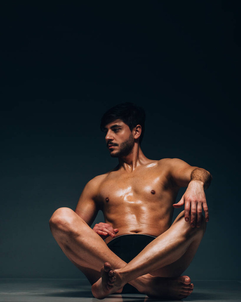 Πλήρης απομονωμένη εικόνα στούντιο από ένα νεαρό γυμνό άνδρα με εσώρουχα - Φωτογραφία, εικόνα