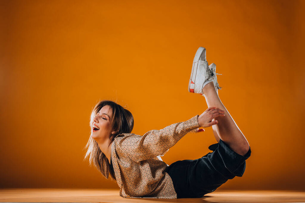 Молодая спортсменка танцует современные танцевальные движения - Фото, изображение