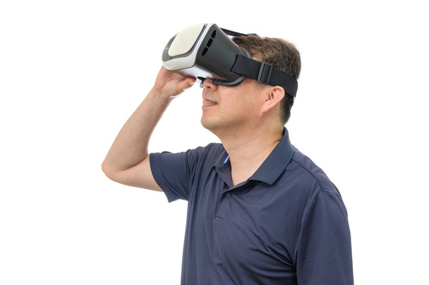 Человек в очках виртуальной реальности. Снимок студии, белый фон. - Фото, изображение