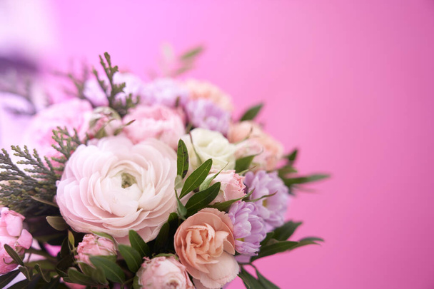 ピンクの背景に混合花の花束。 - 写真・画像