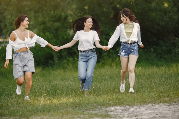 Girls spend time in a summer park - Valokuva, kuva