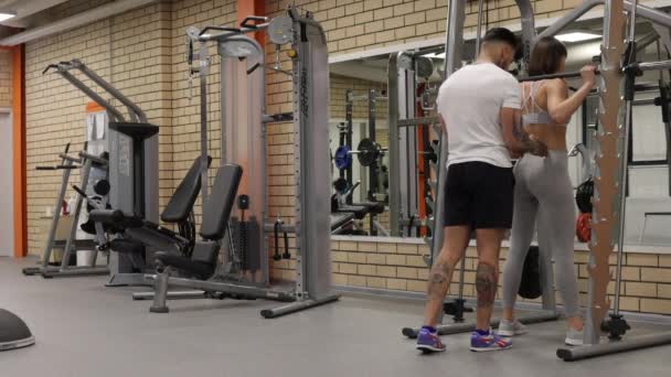 Тренування спортсменки з особистим інструктором у спортзалі
 - Кадри, відео