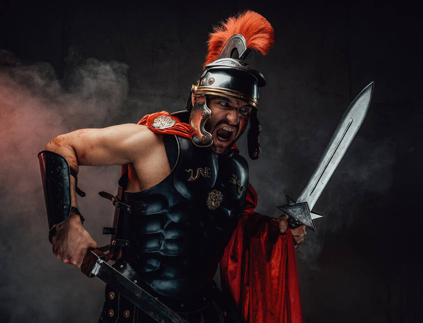 Guerriero romano urlante e selvaggio con spade e armature - Foto, immagini