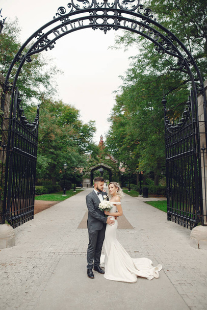 wedding couple walking in the park near the university in chicago - Фото, изображение