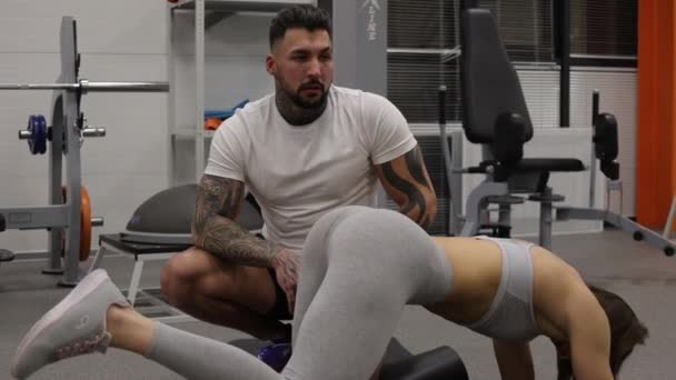 Αθλητική προπόνηση με προσωπικό γυμναστή στο γυμναστήριο - Πλάνα, βίντεο