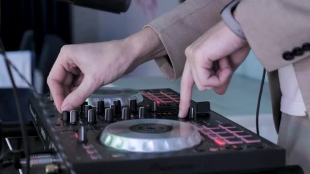 DJ άνθρωπος στο νυχτερινό κέντρο διασκέδασης - Πλάνα, βίντεο