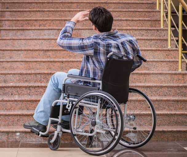 Homme handicapé en fauteuil roulant ayant des problèmes avec les escaliers - Photo, image