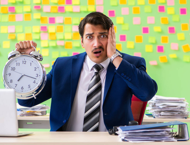 Uomo d'affari con molte priorità contrastanti nella gestione del tempo - Foto, immagini