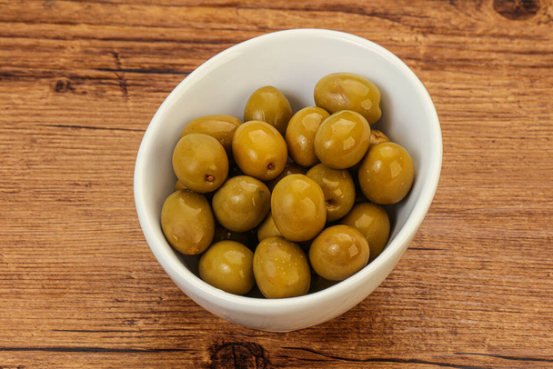 Зелені мариновані оливки купа в мисці
 - Фото, зображення
