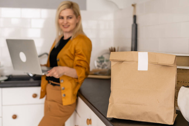 Щаслива жінка розпаковується онлайн покупки вдома
 - Фото, зображення