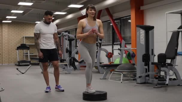 Trening dla sportowców z osobistym instruktorem na siłowni - Materiał filmowy, wideo