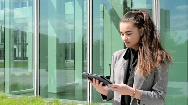Femme d'affaires regarde tablette avant la construction de l'entreprise
 - Séquence, vidéo