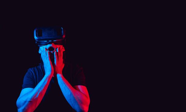 un hombre en gafas de realidad virtual está en una simulación - Foto, imagen