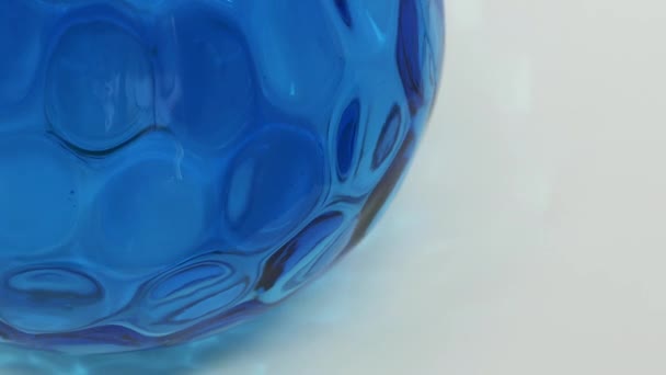 Close Up della texture di vetro blu a nido d'ape modello rotante - Filmati, video