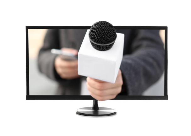 Δημοσιογράφος με μικρόφωνο μέσω της οθόνης της σύγχρονης τηλεόρασης που σε λευκό φόντο - Φωτογραφία, εικόνα