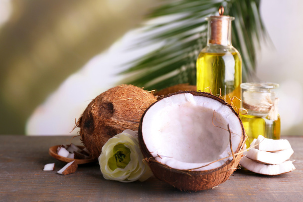 Cocos y aceite de coco sobre mesa de madera
 - Foto, imagen