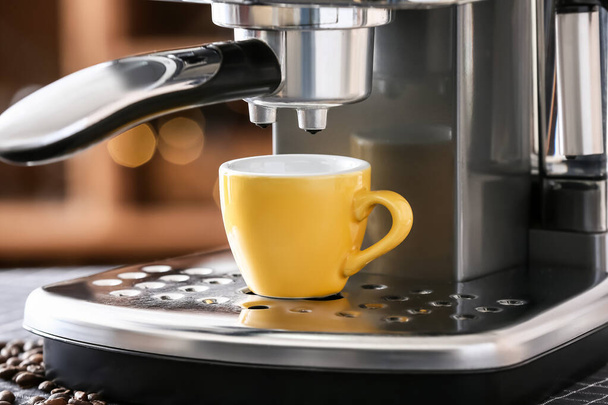 Kafede bir fincan sıcak espresso ile modern kahve makinesi. - Fotoğraf, Görsel